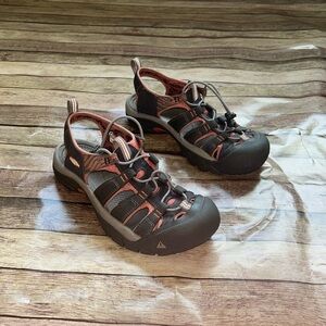 gray and pink keens hiking/ water shoe